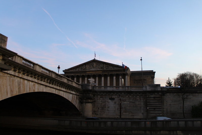 Sous L'assemblee Nationale